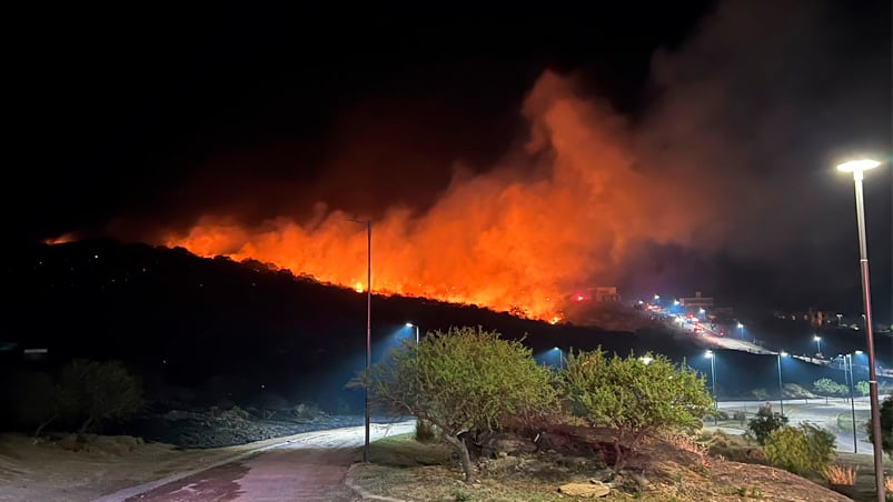 El fuego no da tregua en Carlos Paz. Foto: Mateo Lago / El Doce.