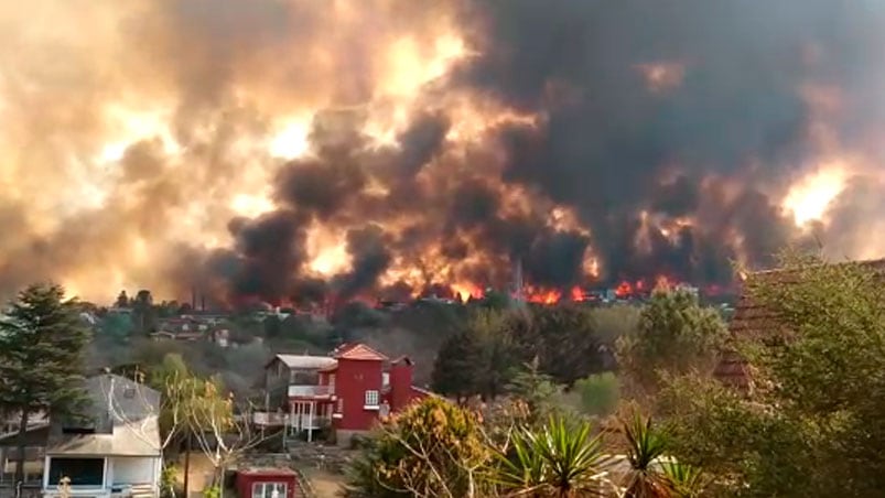 El fuego no da tregua y las llamas se propagan rápidamente.