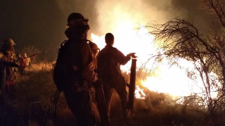 El fuego obligó a evacuar a los pobladores de Las Palmas.