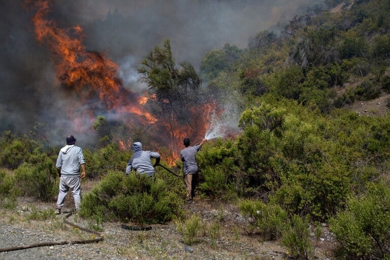 El fuego se acerca a la población y crece la preocupación en Chubut.