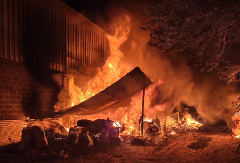 El fuego se desató en un tinglado de B° Villa Corina.