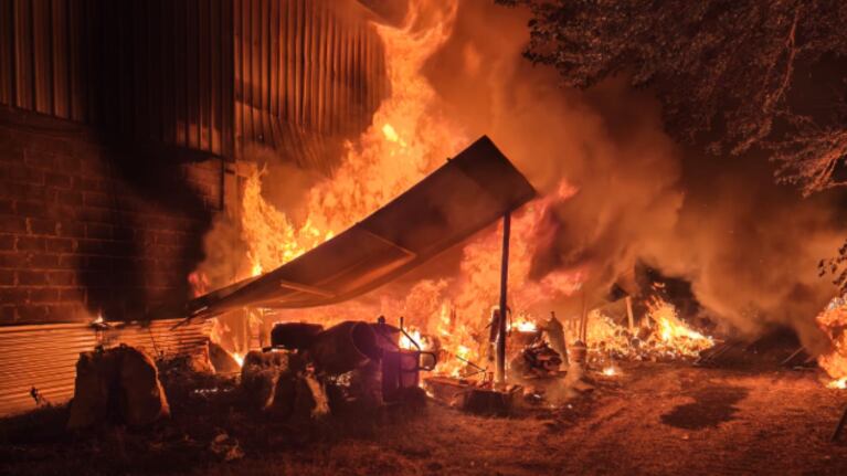 El fuego se desató en un tinglado de B° Villa Corina.
