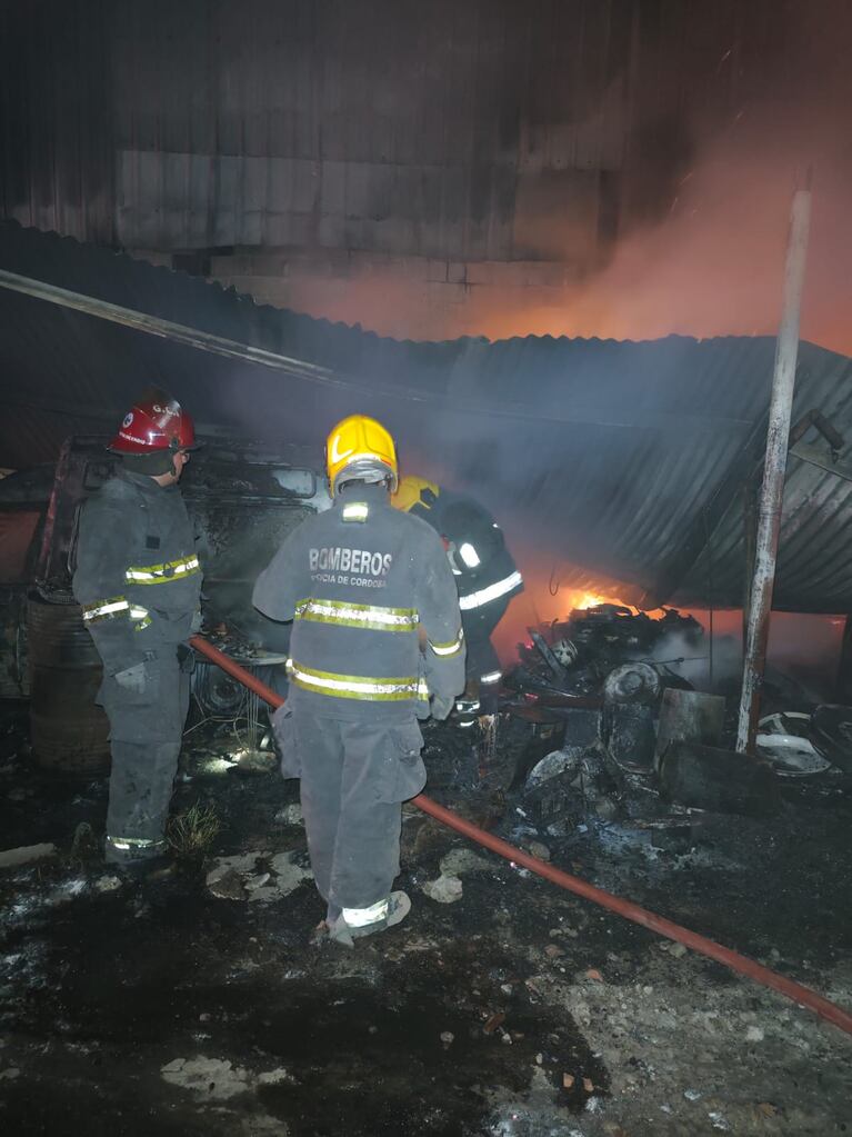 El fuego se desató en un tinglado de B° Villa Corina.