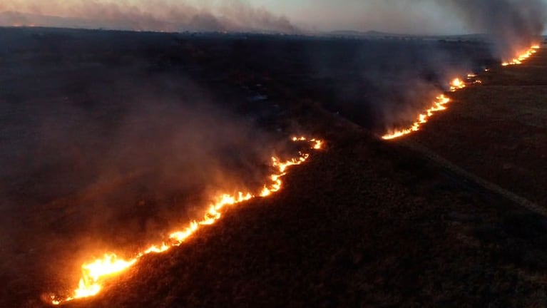 El fuego se extendió rápidamente y trabajarán durante toda la noche. Foto: drone de El Doce.