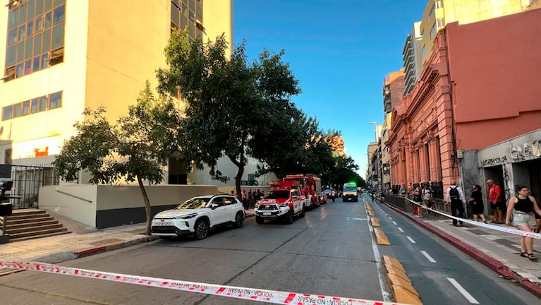 El fuego se originó en el piso 28 de la torre.