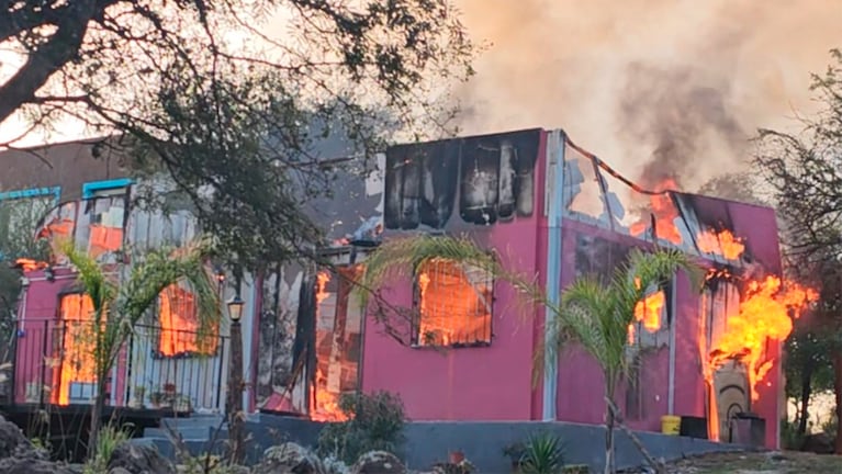 El fuego se propagó en pocos minutos por toda la casa. Foto: Radio Jesús María.