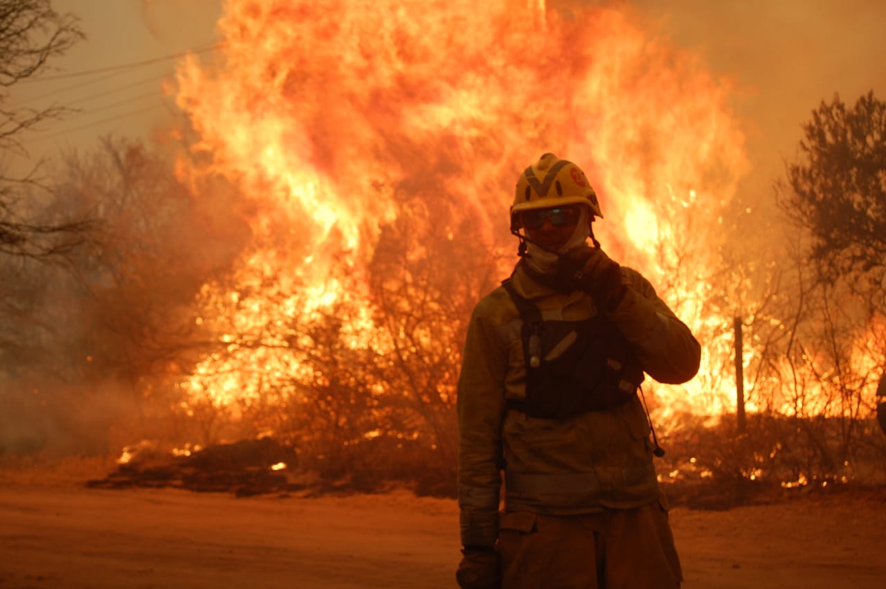 El fuego sigue descontrolado en varios puntos de las sierras de Córdoba.