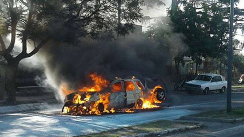 El fuego tomó por completo al vehículo. Foto enviada por Franco Galli.