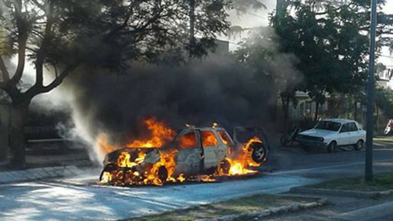 El fuego tomó por completo al vehículo. Foto enviada por Franco Galli.
