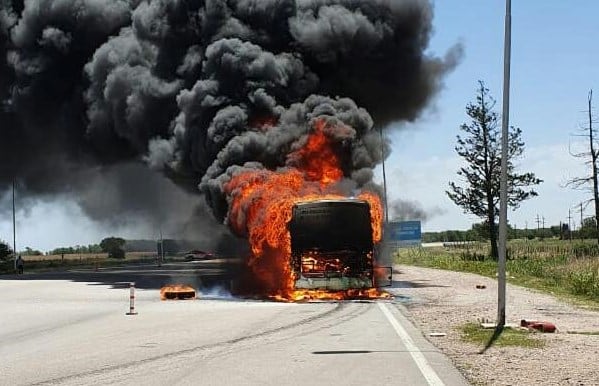 El fuego tomó rápidamente todo el colectivo.