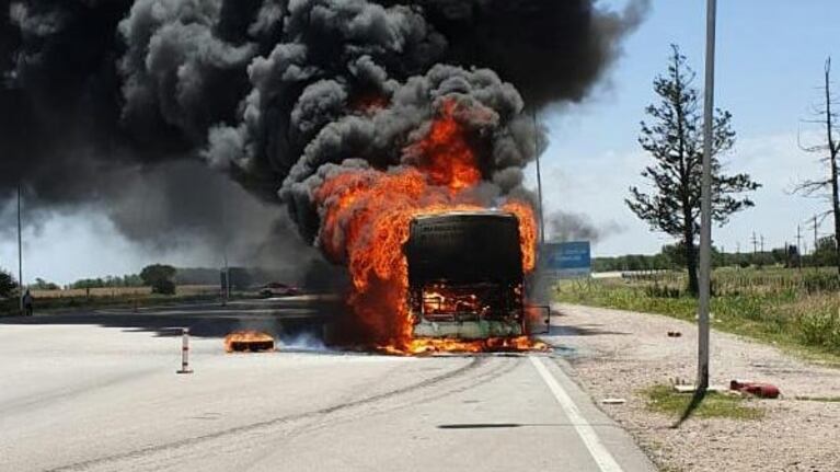 El fuego tomó rápidamente todo el colectivo.