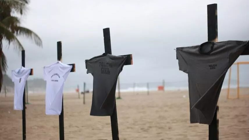 El fuerte tributo a los policías abatidos en pleno Copacabana.