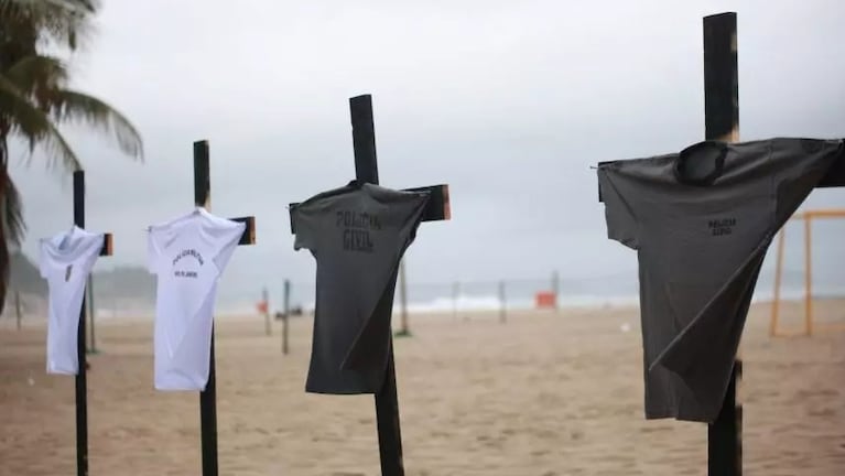 El fuerte tributo a los policías abatidos en pleno Copacabana.