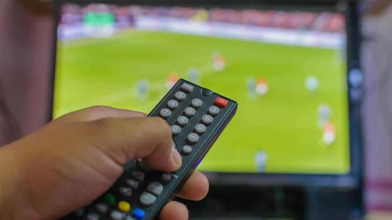 El fútbol por televisión volverá a ser pago desde agosto. Fotos: La Nación.