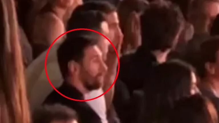 El futbolista sorprendió al público que lo vio sentado junto con Antonela en el medio de la tribuna.