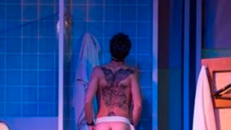 El galán también exhibió los tatuajes de su espalda. / Foto: Prensa