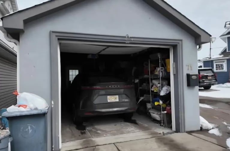 El garage donde fue atacada la joven.