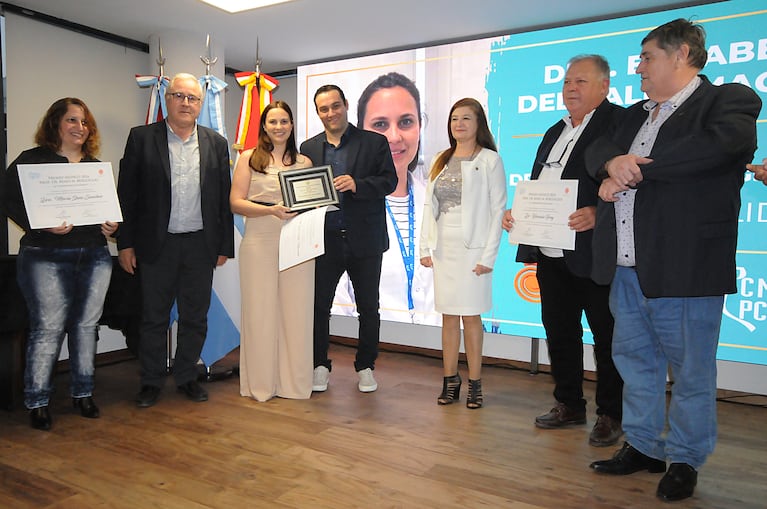 El gerente de Contenidos de El Doce, José Sosa, entregó el premio a la ganadora.