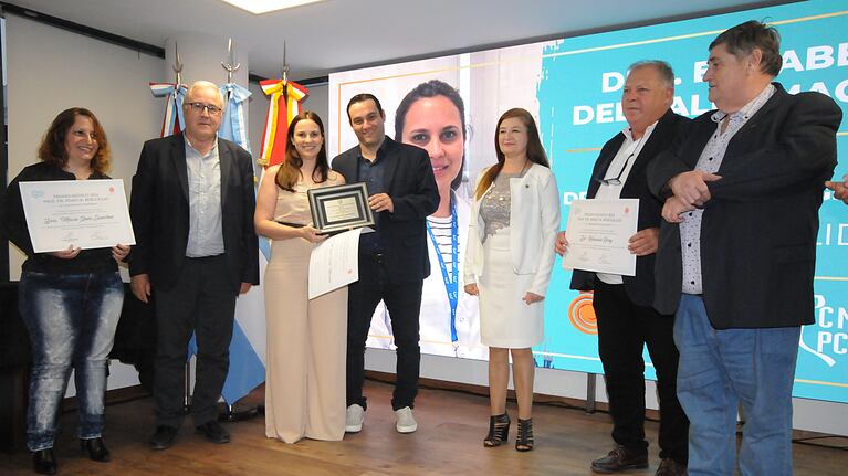 El gerente de Contenidos de El Doce, José Sosa, entregó el premio a la ganadora.