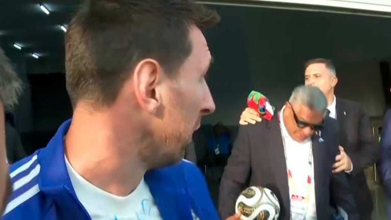 El gesto de Chiqui Tapia que interrumpió a Messi.