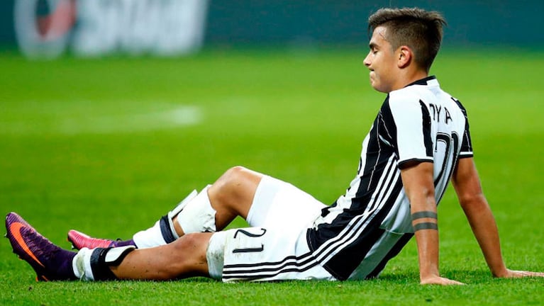 El gesto de decepción de Dybala tras la lesión. 