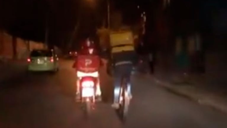 El gesto de un repartidor para con otro ocurrió en la subida de la calle Martín García. (Captura de video)