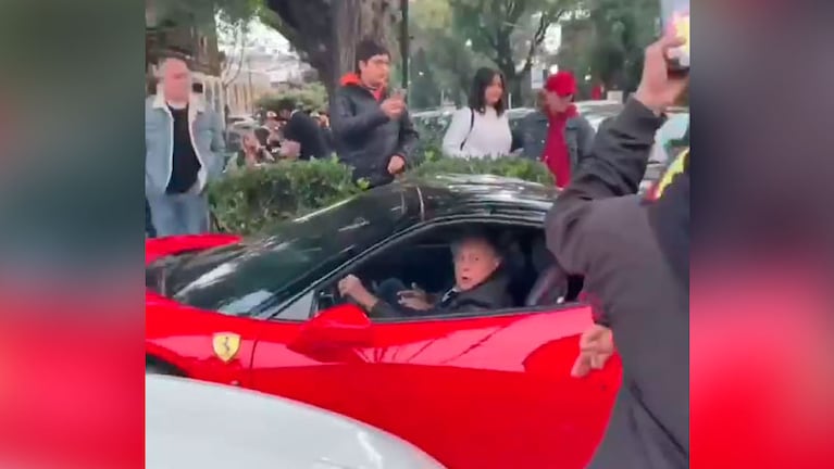 El gesto del dueño de la Ferrari cuando escuchó el golpe.