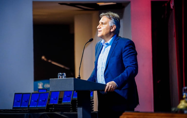 El gobernado se expresó a favor de la educación. 