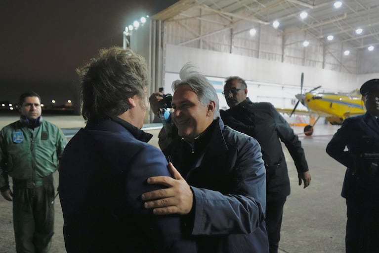 El gobernador de Córdoba recibió al Presidente en el aeropuerto.