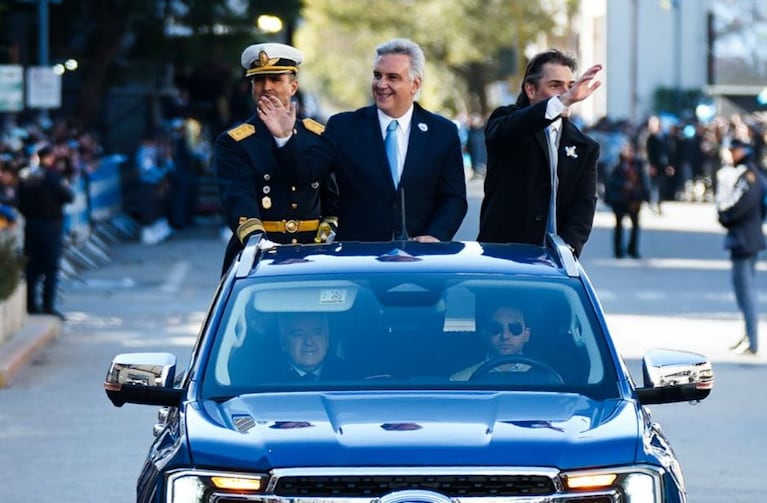 El gobernador encabezó el desfile cívico-militar por el Día de la Bandera.