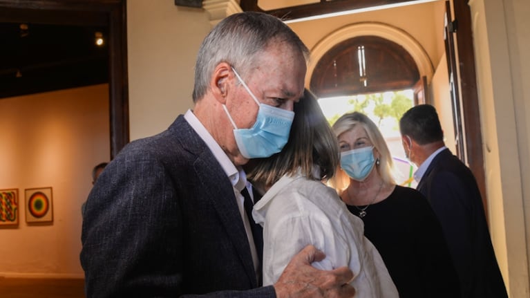 El gobernador estuvo presente junto a otros funcionarios en la despedida del artista