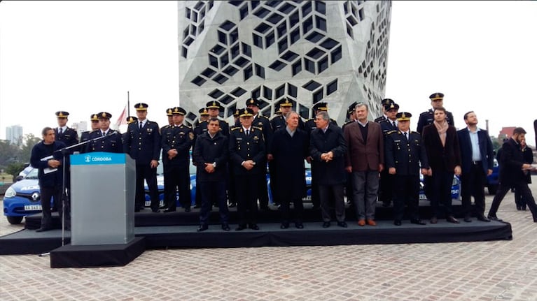 El gobernador hizo el anuncio en medio de la presentación de nuevos móviles policiales. Foto: Gob. de Córdoba.