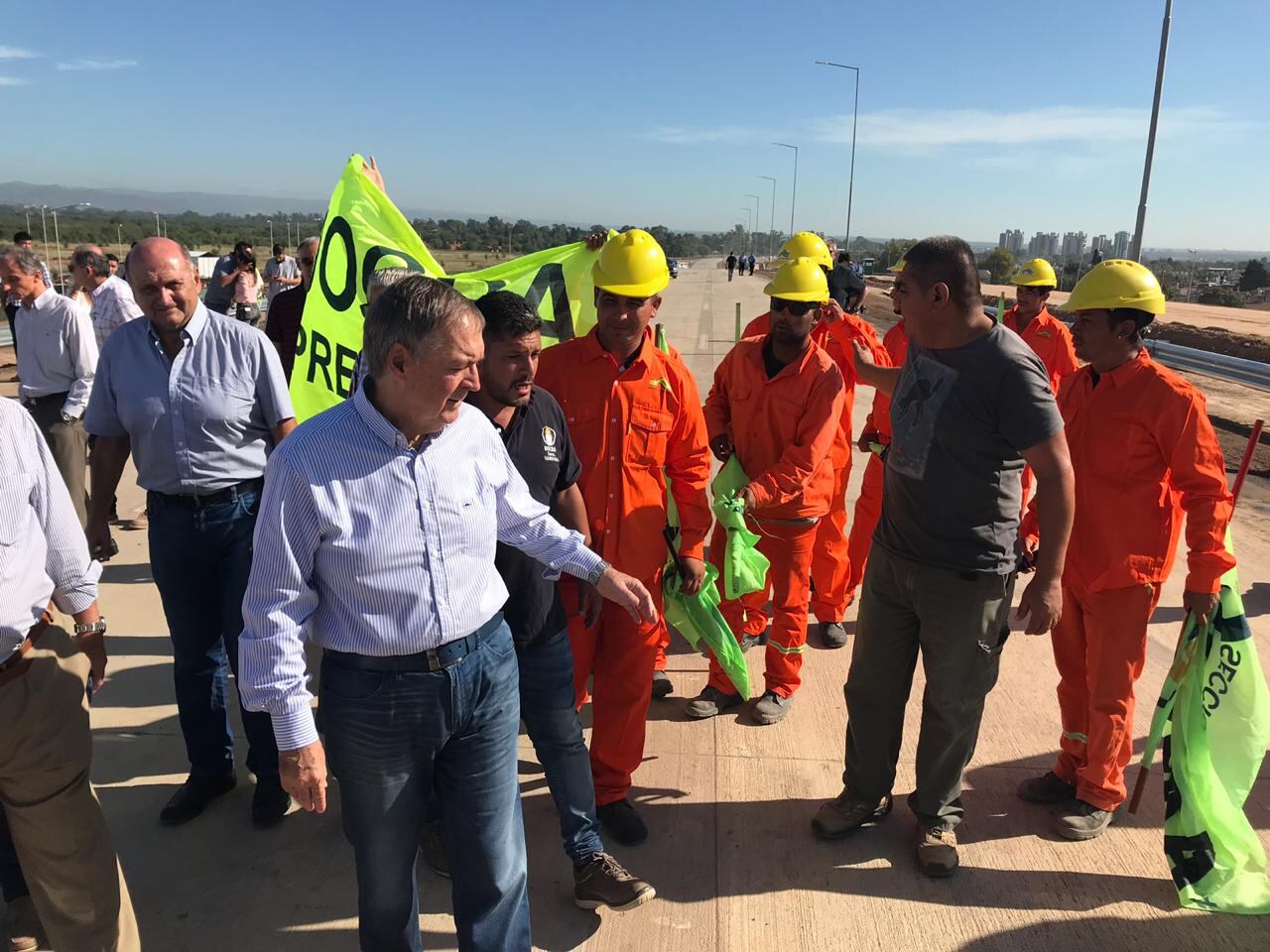 El gobernador inaugurando un tramo de la obra de circunvalación.