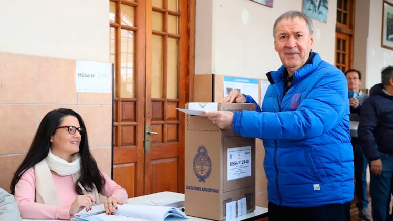 El gobernador Juan Schiaretti votó en un Instituto de barrio Valle Escondido.