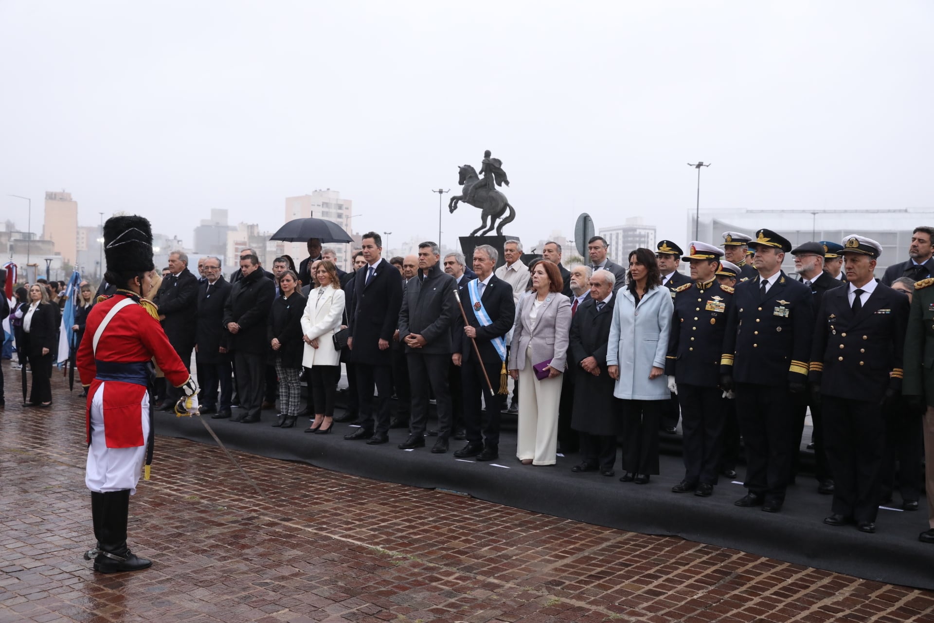 El gobernador junto al arco político en el acto. 