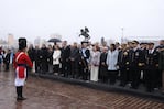 El gobernador junto al arco político en el acto. 