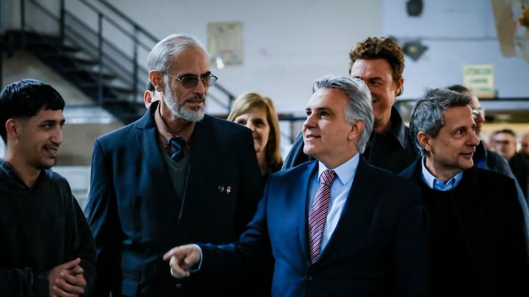 El gobernador Llaryora durante la visita a la escuela técnica donde estudió en San Francisco.