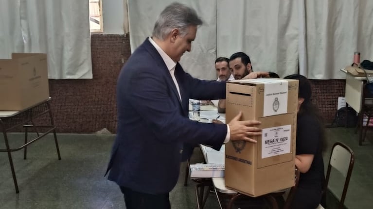 El gobernador Llaryora emitió su voto en pleno centro de la ciudad.