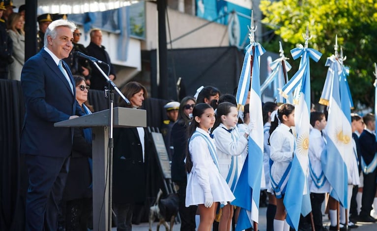 El gobernador Llaryora en el acto por el Día de la Bandera en Bell Ville.