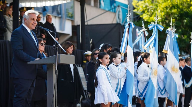El gobernador Llaryora en el acto por el Día de la Bandera en Bell Ville.