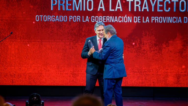 El gobernador Llaryora entregó el Premio Sur a la trayectoria a Guillermo Francella.