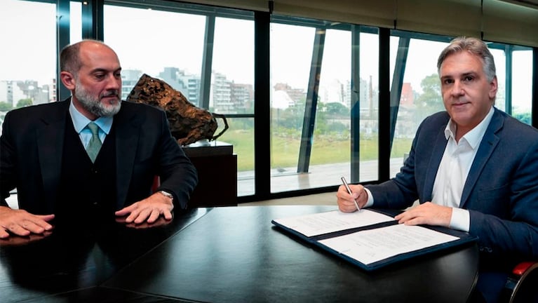 El gobernador Llaryora firmó el decreto para la reducción de agencias.