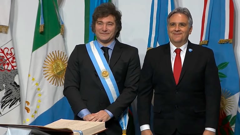 El gobernador Llaryora firmó el Pacto de Mayo junto a Javier Milei.