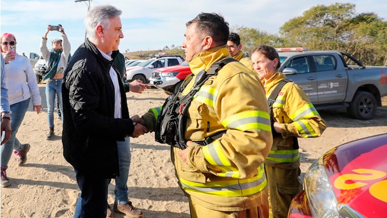 El gobernador Llaryora junto a los bomberos en Yacanto.