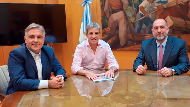 El gobernador Llaryora junto a Luis Caputo y el ministro de Economía provincial, Guillermo Acosta.