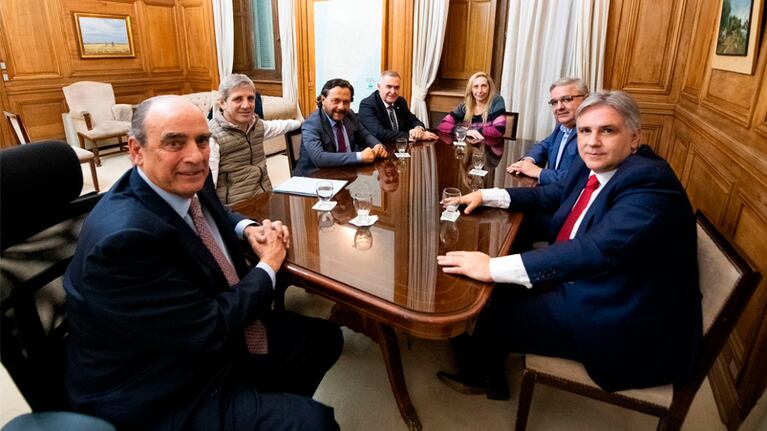 El gobernador Llaryora participó de la reunión con los funcionarios nacionales.