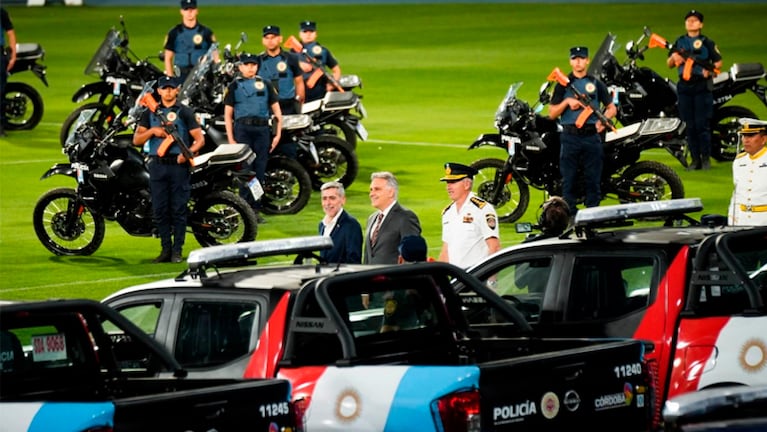 El gobernador Llaryora presentó los nuevos móviles policiales.
