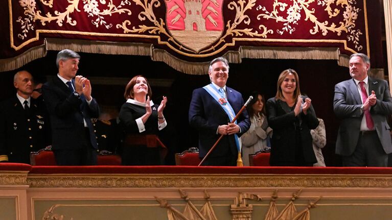 El gobernador Llaryora presidió la velada patria en el Teatro del Libertador.
