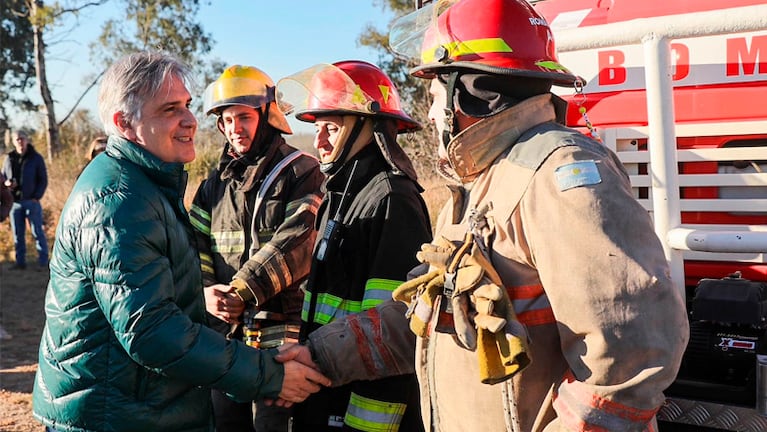 El gobernador Llaryora saludó a los bomberos en Traslasierra.