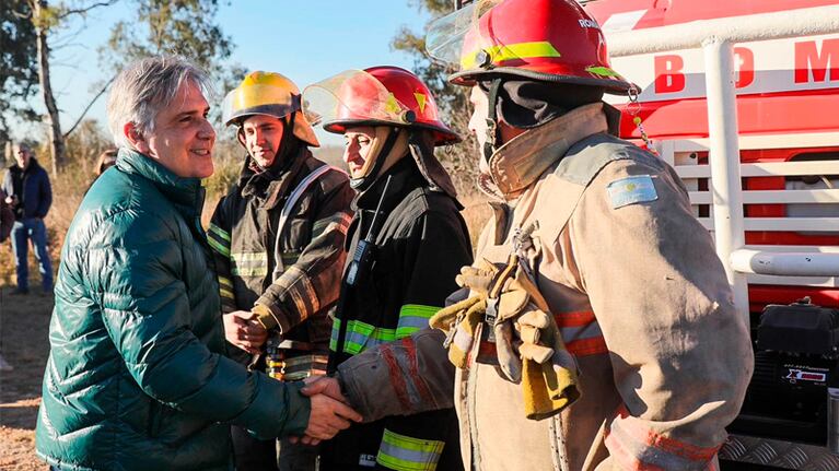 El gobernador Llaryora saludó a los bomberos en Traslasierra.
